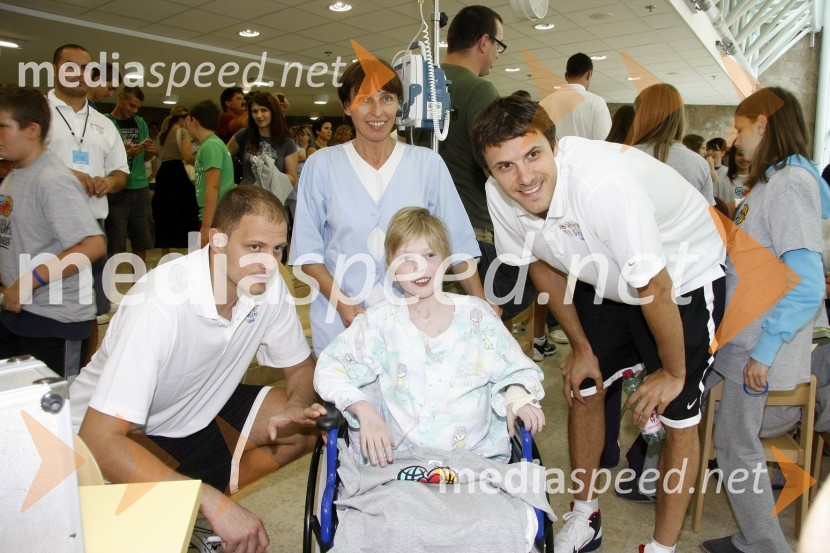 Rašo Nesterović, košarkar in Boštjan Nachbar, košarkarObisk predstavnikov NBA lige v Pediatrični kliniki UKC Ljubljana