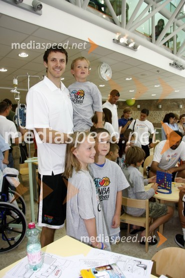 Boštjan Nachbar, košarkarObisk predstavnikov NBA lige v Pediatrični kliniki UKC Ljubljana