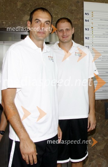 Dragan Tarlać, košarkar in Rašo Nesterović, košarkarObisk predstavnikov NBA lige v Pediatrični kliniki UKC Ljubljana
