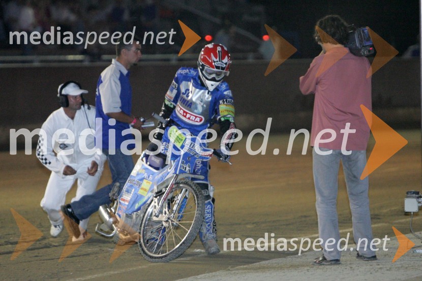 Matej Žagar, AMTK Ljubljana, s pokvarjenim motorjemSPEEDWAY, 3. dirka ekipnega DP Slovenije, Hrvaške in Avstrije