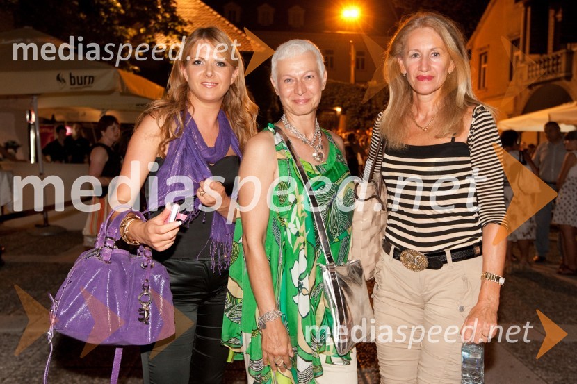Barbara Drnač, novinarka, Bernarda Trebušak, članica uprave Aerodroma Ljubljana in Carmen Dobnik, odvetnicaFestival Ljubljana 2011: Hair, muzikal