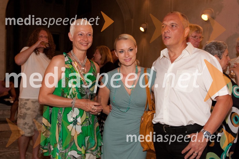 Barbara Drnač, novinarka, Sabina Cvilak, operna pevka in soprog Damjan Damjanovič, direktor Slovenske filharmonijeFestival Ljubljana 2011: Hair, muzikal