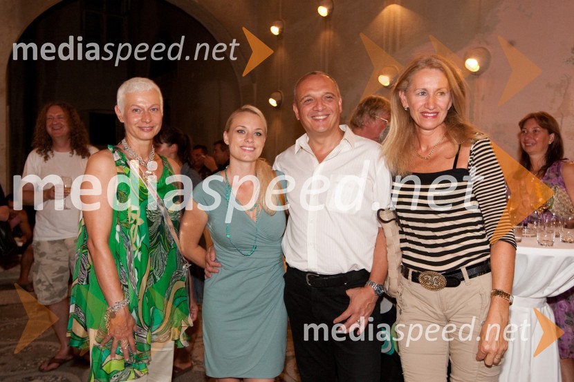 Barbara Drnač, novinarka, Sabina Cvilak, operna pevka, soprog Damjan Damjanovič, direktor Slovenske filharmonije in Carmen Dobnik, odvetnicaFestival Ljubljana 2011: Hair, muzikal