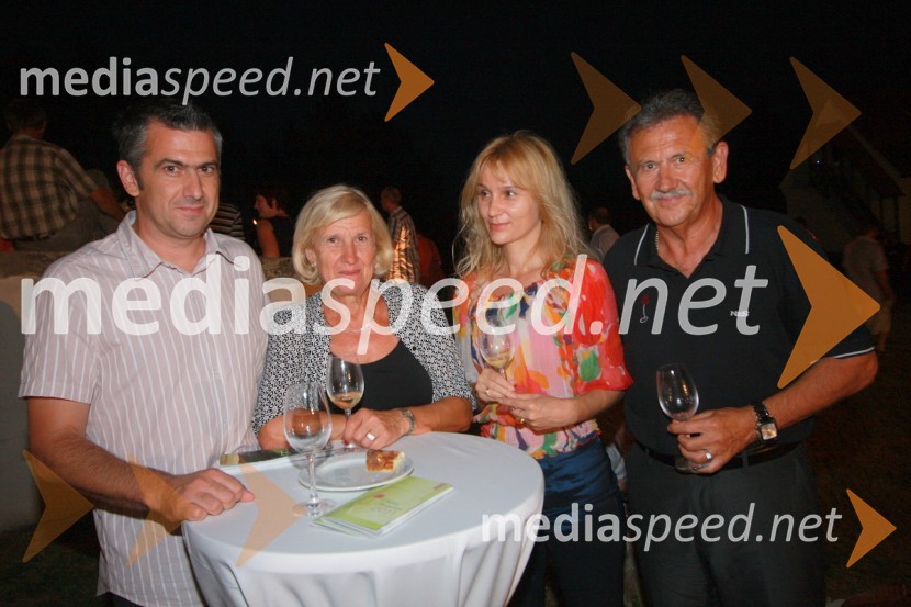 Boštjan Kampuš, Marija Kampuš, Betina Podgajski in Anton Kampuš, župan Občine Gornja RadgonaSalon Traminec 2011