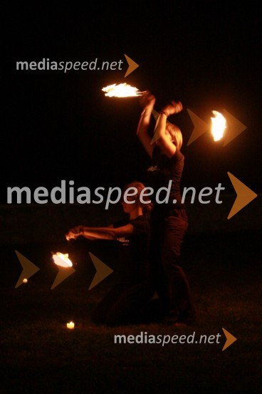 Maja Črešnik in Neža Cigler, poulični umetniciSalon Traminec 2011