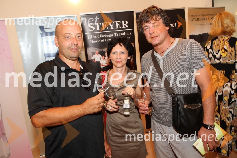 Boštjan Protner, vinar in njegova soproga Mojca ter Domen UrbanjaSalon Traminec 2011