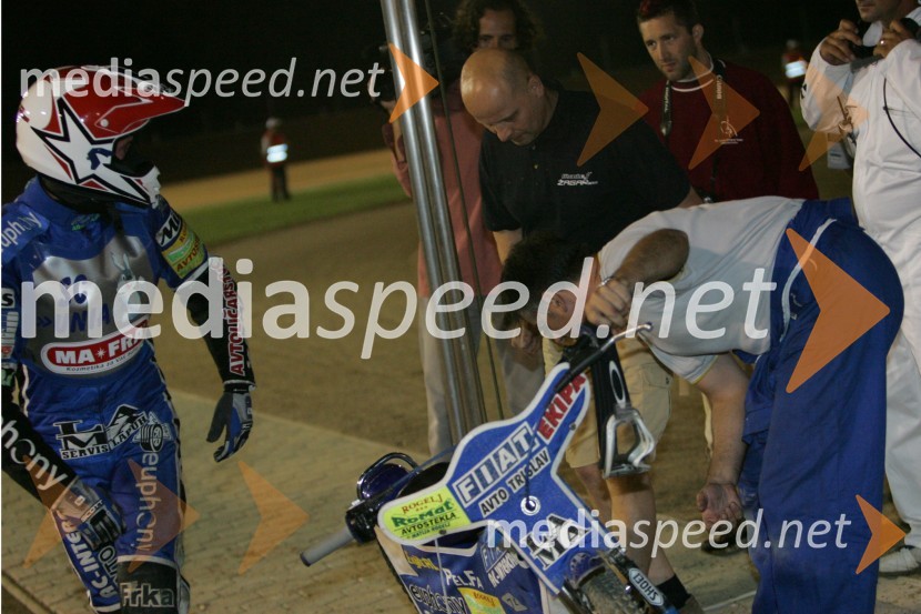 Matej Žagar, AMTK Ljubljana, s pokvarjenim motorjemSPEEDWAY, 3. dirka ekipnega DP Slovenije, Hrvaške in Avstrije