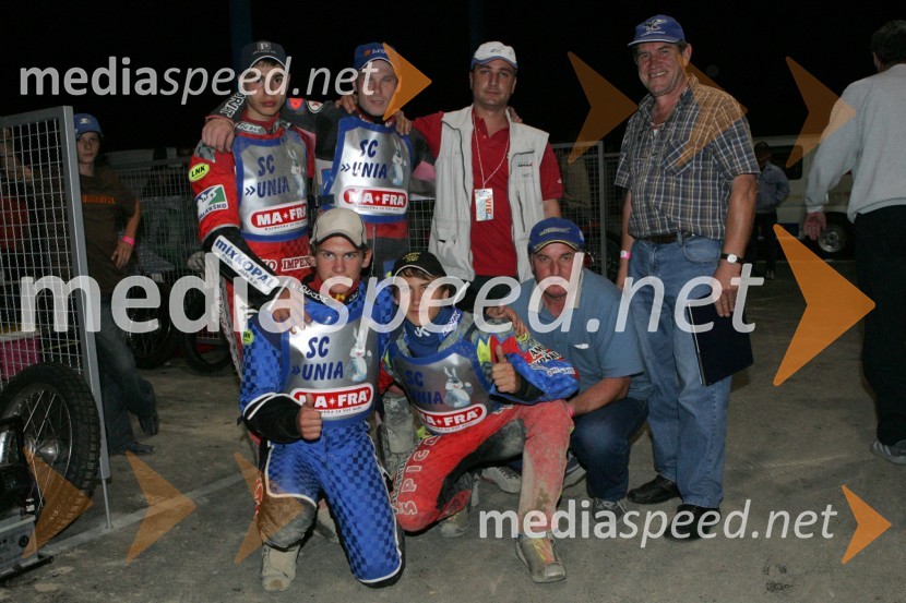Ekipa AMD Krško:
Zgoraj: Davor Volk, Denis Štojs, Gregor Arnšek in Milan Praznik
Spodaj: Matija Duh, Samo Kukovica in Alojz MavsarSPEEDWAY, 3. dirka ekipnega DP Slovenije, Hrvaške in Avstrije
