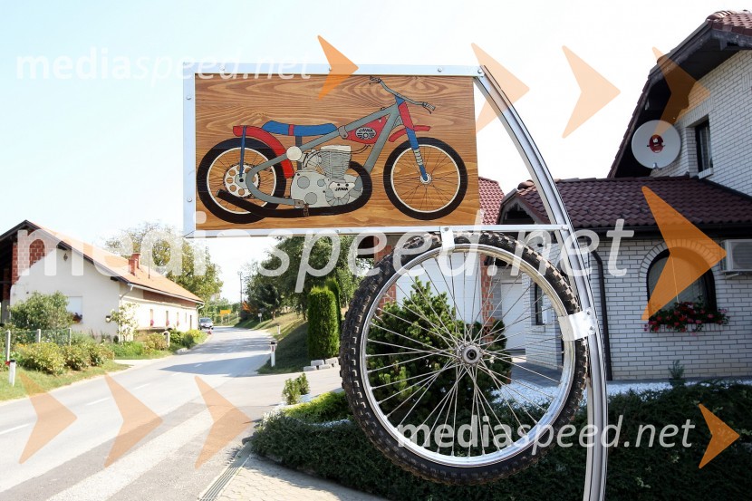 Kažipot k spominski speedway sobi Alberta KocmutaAlbert Kocmut, otvoritev spominske speedway sobe