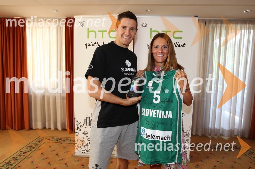 Jaka Lakovič, košarkar in Mateja Kozjek, direktorica HTC SlovenijaPredaja telefonov HTC košarkarski reprezentanci Slovenije