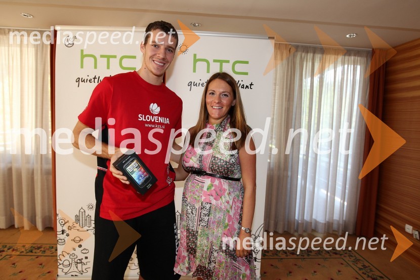 Goran Dragić, košarkar in Mateja Kozjek, direktorica HTC SlovenijaPredaja telefonov HTC košarkarski reprezentanci Slovenije