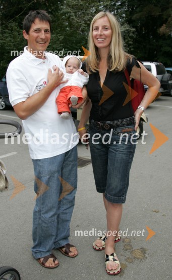 Rasto Ažnoh, trener tehničnih disciplin v moški reprezentanci, hčerka Anna Julija Ažnoh in spremljevalka Bojana HedžetPredstavitev in tiskovna konferenca alpske smučarske reprezentance za sezono 2006/07