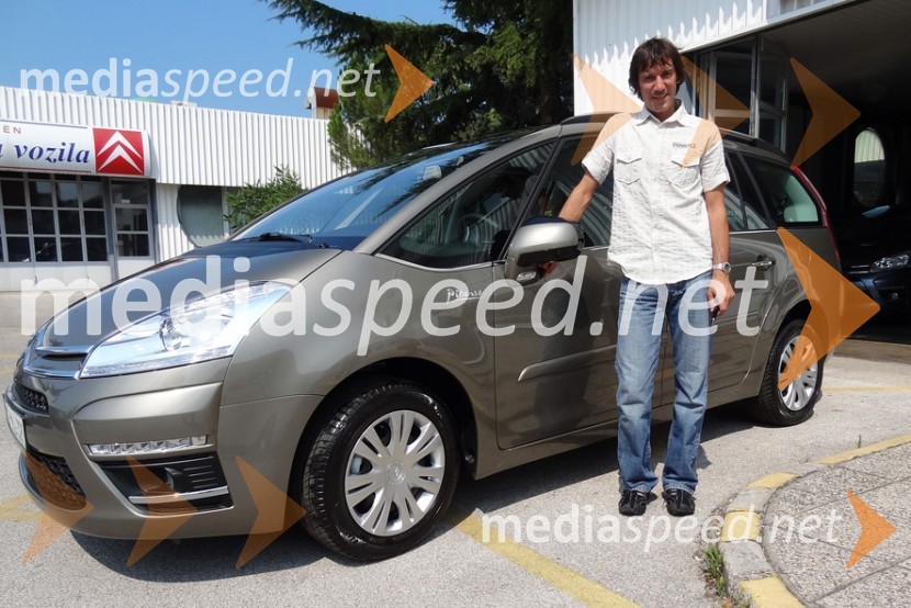 Primož Peterka, nekdanji smučarski skakalecPrimož Peterka prevzel darilo, novo vozilo Citroën Grand C4 Picasso