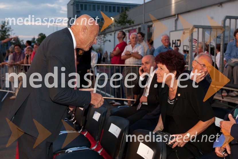 Božo Dimnik, lobist in Zdenka Cerar, nekdanja pravosodna ministrica in generalna tožilkaKristalna palača v BTC, otvoritev najvišje stavbe v Sloveniji