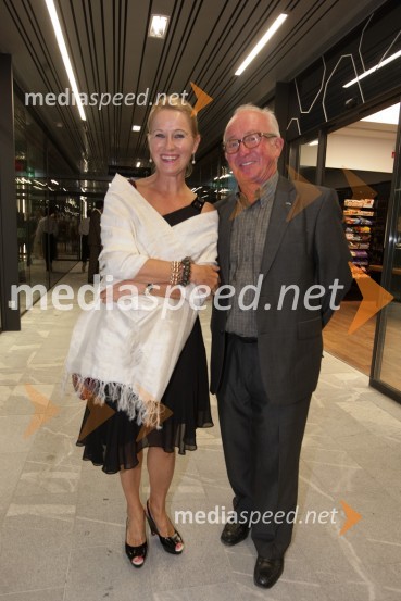 Boštjan Pirc in Katjuša Rojac, vodja galerije Loterije SlovenijaKristalna palača v BTC, otvoritev najvišje stavbe v Sloveniji