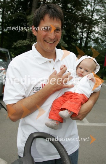 Rasto Ažnoh, trener tehničnih disciplin v moški reprezentanci in hčerka Anna Julija AžnohPredstavitev in tiskovna konferenca alpske smučarske reprezentance za sezono 2006/07