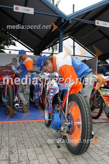oče Jasona Crumpa pri ogrevanju motorja pred treningomSPEEDWAY GRAND PRIX, VN Latvije 2006, trening