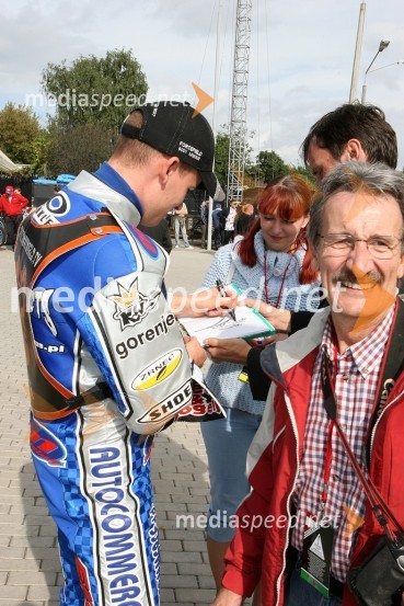 Matej Žagar (Slovenija) pri podpisovanju avtogramov in Mike Patrick, speedway fotografSPEEDWAY GRAND PRIX, VN Latvije 2006, trening