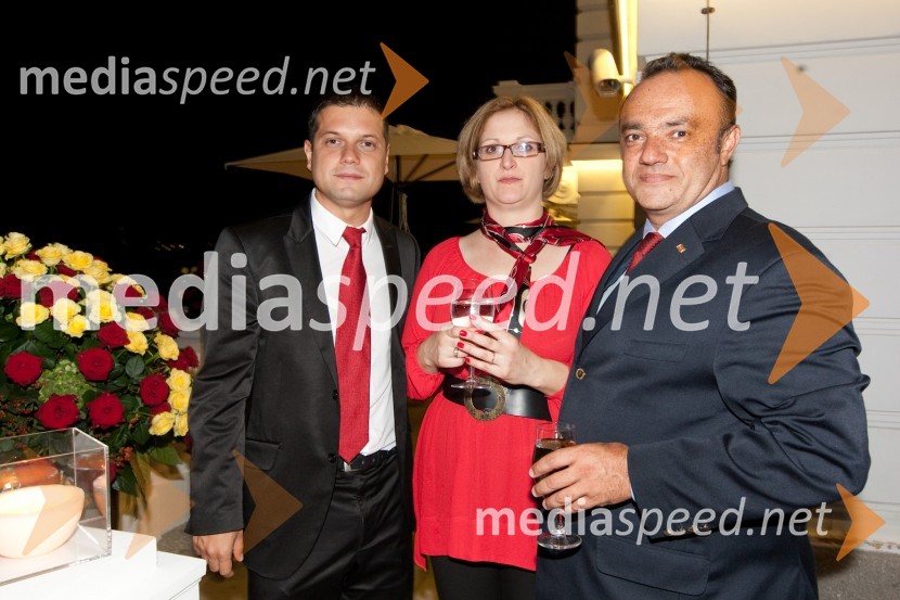 	Peter Chulev, namestnik veleposlanika Makedonije, Špela Stepančič, Makedonska ambasada in 	Igor Popov, Veleposlanik Makedonije v SlovenijiSprejem Veleposlaništva Republike Makedonije ob Dnevu neodvisnosti in 20. obletnici Republike Makedonije