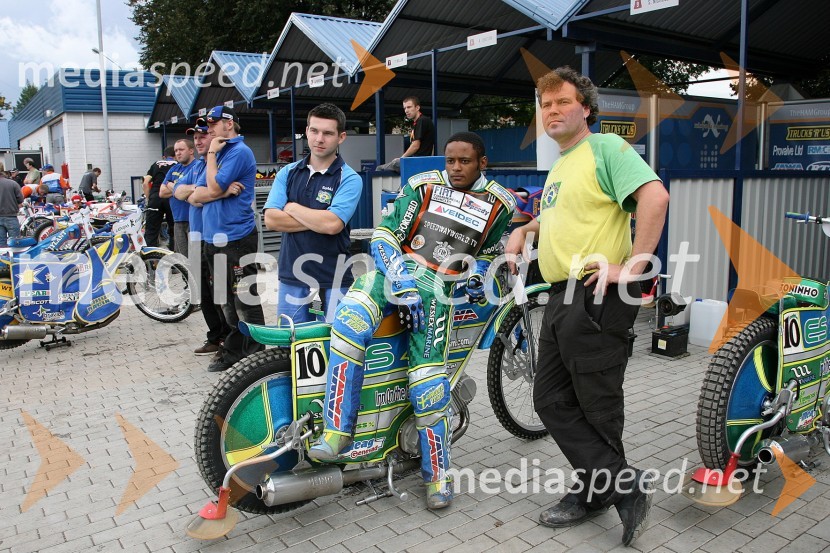 Antonio Lindbaeck (Švedska) pri ogledu treningaSPEEDWAY GRAND PRIX, VN Latvije 2006, trening