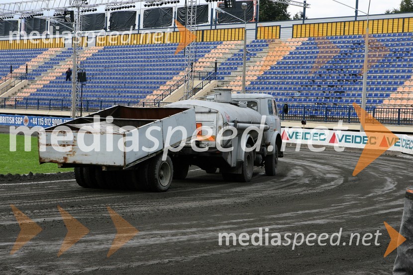 rusko tovorno vozilo pri utrjevanju progeSPEEDWAY GRAND PRIX, VN Latvije 2006, trening