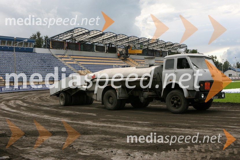 rusko tovorno vozilo pri utrjevanju progeSPEEDWAY GRAND PRIX, VN Latvije 2006, trening