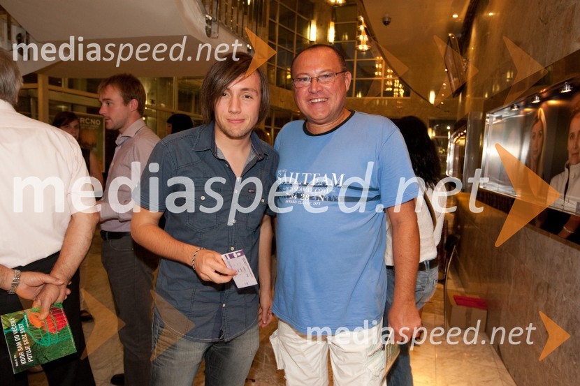 Aleks Volasko, glasbenik in Nace Junkar, pevecKdor sam do večera potuje skozi svet, premiera SNG Nova Gorica