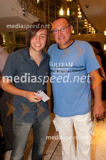 Aleks Volasko, glasbenik in Nace Junkar, pevecKdor sam do večera potuje skozi svet, premiera SNG Nova Gorica