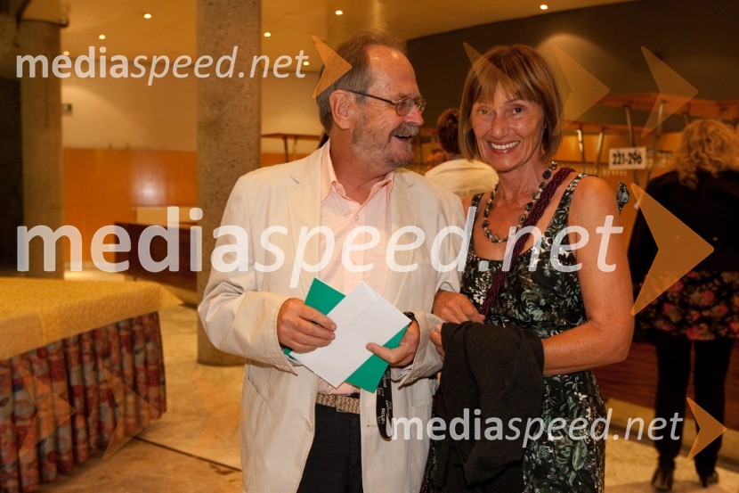 Marko Kravos, pesnik, pisatelj s soprogoKdor sam do večera potuje skozi svet, premiera SNG Nova Gorica