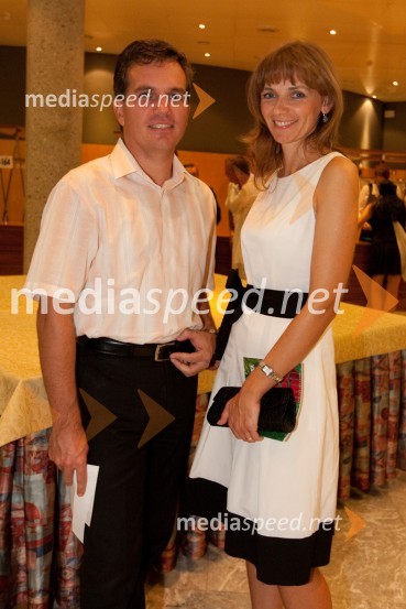 Uroš Kravos, član uprave HIT-a, s soprogo
Kdor sam do večera potuje skozi svet, premiera SNG Nova Gorica