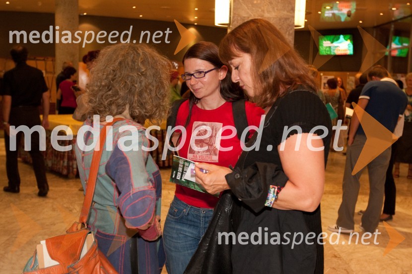 Ema Kugler, Amelia Kraigher in Damjana Černe, igralkaKdor sam do večera potuje skozi svet, premiera SNG Nova Gorica