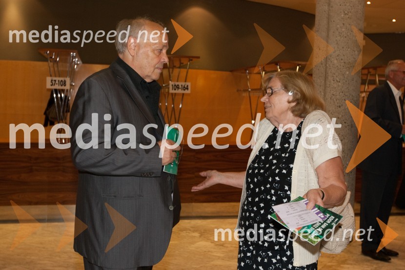 Sergij Pelhan, nekdanji direktor SNG Nova Gorica, in Ljudmila Planinšek, upokojenka SNG Nova Gorica
Kdor sam do večera potuje skozi svet, premiera SNG Nova Gorica