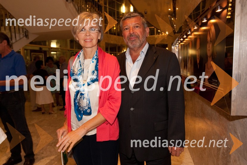 mag. Janko Arah, predsednik Klu­ba Koroš­cev v Ljub­ljani, soproga dr. Metka Arah, odvetnicaKdor sam do večera potuje skozi svet, premiera SNG Nova Gorica