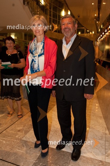 mag. Janko Arah, predsednik Klu­ba Koroš­cev v Ljub­ljani, soproga dr. Metka Arah, odvetnicaKdor sam do večera potuje skozi svet, premiera SNG Nova Gorica