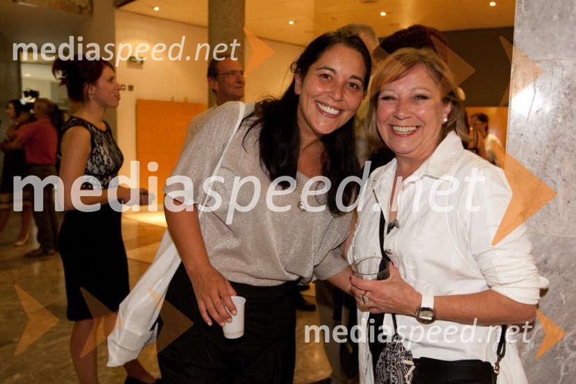 Marjuta Slamič, igralka in Mira Lampe Vujičić, igralkaKdor sam do večera potuje skozi svet, premiera SNG Nova Gorica