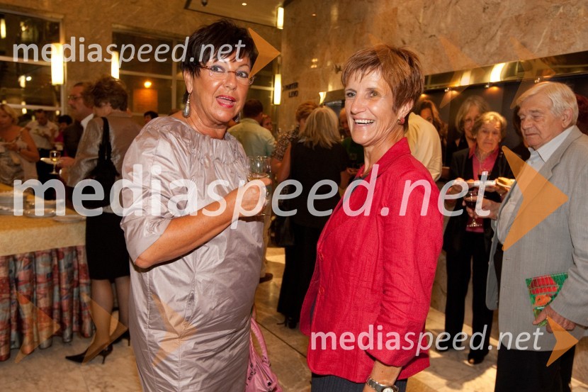 Maja Jerman Bratec, direktorica JSKD OI Nova Gorica in Branka Štrukelj, upokojenka SNG Nova Gorica
Kdor sam do večera potuje skozi svet, premiera SNG Nova Gorica