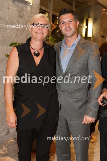 Neda Rusjan Bric, igralka, režiserka in Matjaž Nemec, tajnik predsednika vladeKdor sam do večera potuje skozi svet, premiera SNG Nova Gorica