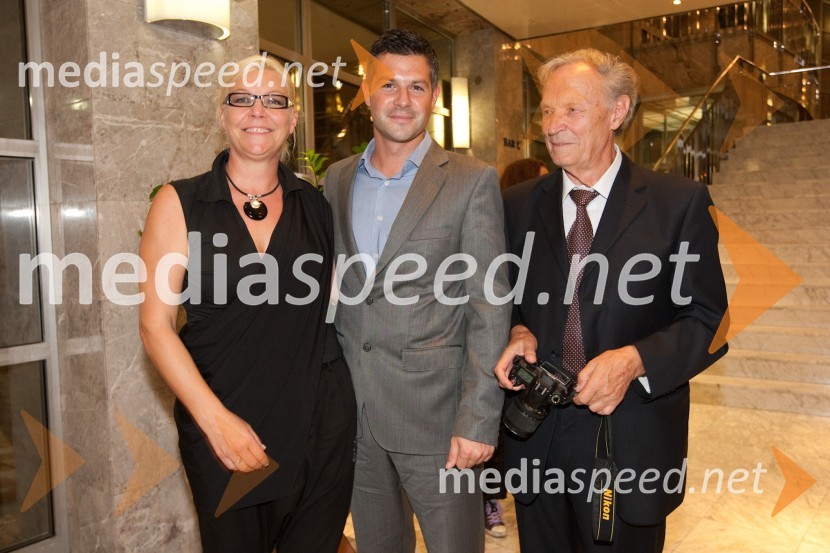 Neda Rusjan Bric, igralka, režiserka in Matjaž Nemec, tajnik predsednika vlade in 	Bogo Rusjan, oče režiserke in igralke Nede Rusjan BricKdor sam do večera potuje skozi svet, premiera SNG Nova Gorica