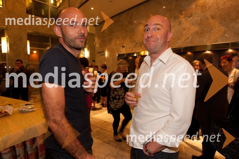 Tomo Čeh, podjetnik in Mitja Zorn, vodja poslovalnice SKB v Novi GoriciKdor sam do večera potuje skozi svet, premiera SNG Nova Gorica