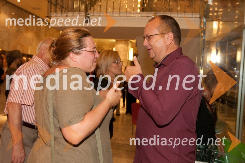 Ana Facchini, igralka in Matjaž BricKdor sam do večera potuje skozi svet, premiera SNG Nova Gorica