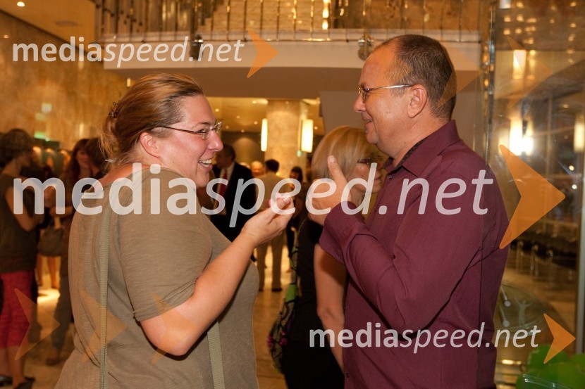 Ana Facchini, igralka in Matjaž BricKdor sam do večera potuje skozi svet, premiera SNG Nova Gorica