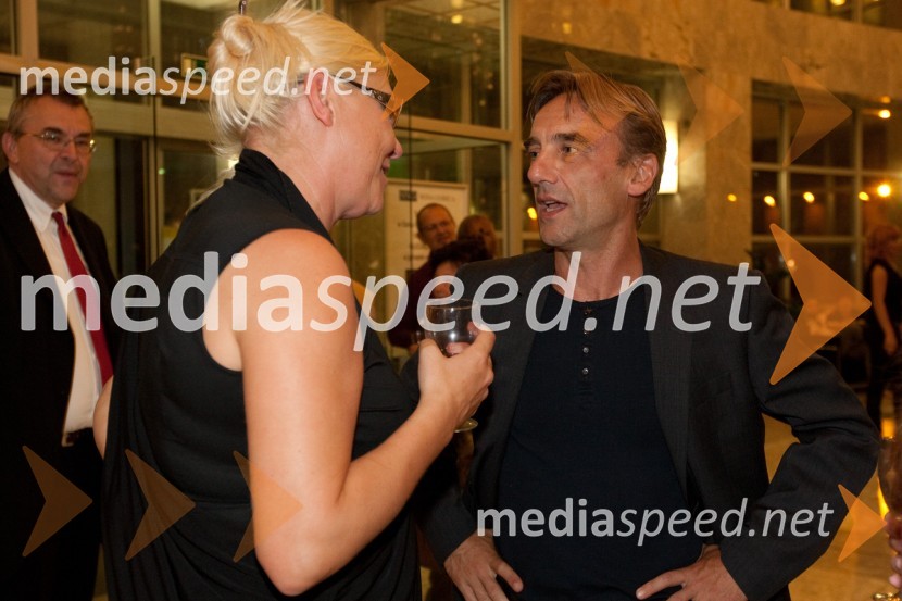 Neda Rusjan Bric, igralka, režiserka in Robert Prebil, igralecKdor sam do večera potuje skozi svet, premiera SNG Nova Gorica