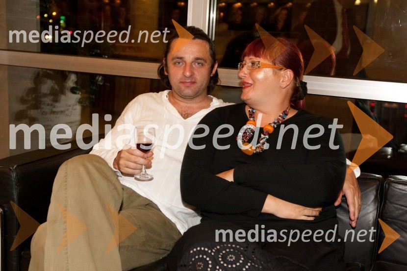 Gorazd Jakomini in soproga Dominika Weigl JakominiKdor sam do večera potuje skozi svet, premiera SNG Nova Gorica