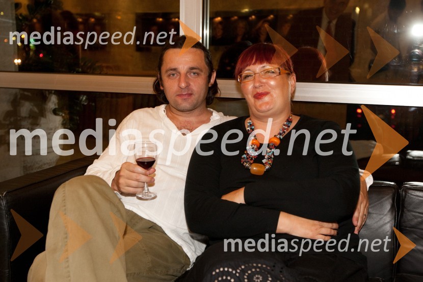 Gorazd Jakomini in soproga Dominika Weigl JakominiKdor sam do večera potuje skozi svet, premiera SNG Nova Gorica