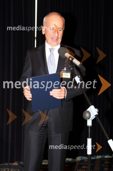 Prof. dr. Stanislav Gobec, dekan Fakultete za farmacijo, Univerza v Ljubljani

 
Slovenski kemijski dnevi 2011