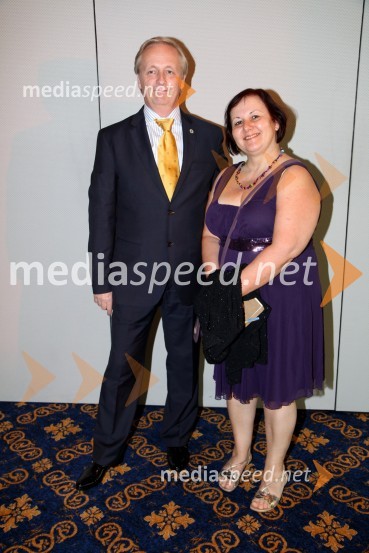 Prof. dr. Edvard Kobal, direktor Slovenske znanstvene fundacije in Vanja Borovac, vodja služba za odnose z javnostmi UMSlovenski kemijski dnevi 2011