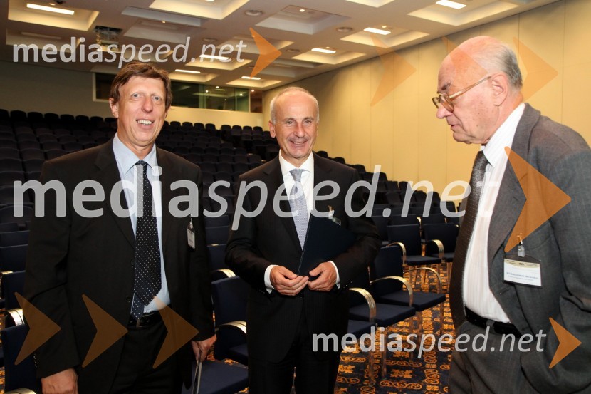 Prof. dr. Željko Knez, dekan Fakultete za kemijo in kemijsko tehnologijo, prof. dr. Stanislav Gobec, dekan Fakultete za farmacijo, Univerza v Ljubljani in prof. dr. Branko Stanovnik, Slovenska akademija znanosti in umetnosti

Slovenski kemijski dnevi 2011