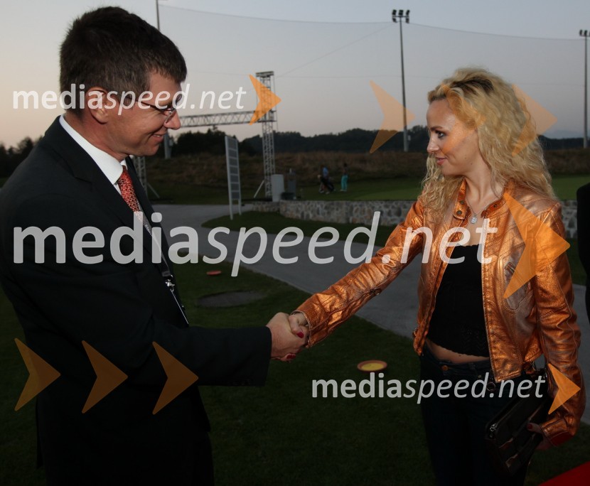 Martin Logar, direktor družbe Summit Avto in Erika BernikRange Rover Evoque, VIP predstavitev
