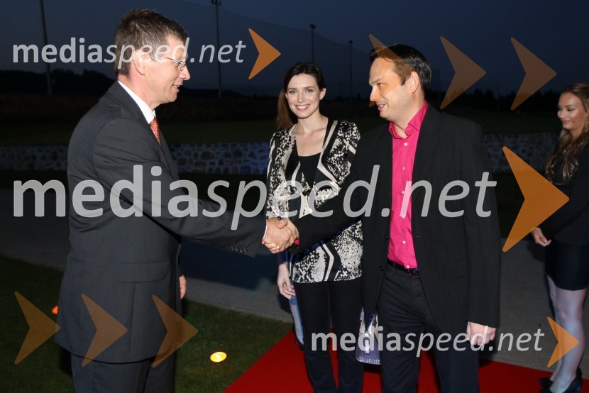 Martin Logar, direktor družbe Summit Avto, Nataša Pinoza, Miss Universe Slovenije 2006 in njen fant Mario MurnRange Rover Evoque, VIP predstavitev