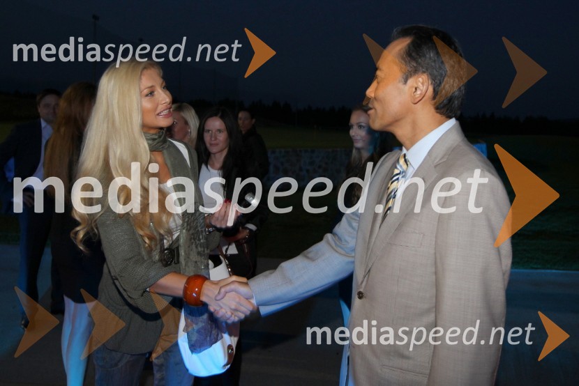 Lucija Gubenšek, TV voditeljica in manekenka in Nakagawa Hiroshi, izvršni direktor Summit AvtaRange Rover Evoque, VIP predstavitev